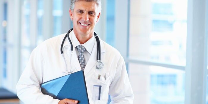 médecin traitant une mycose des ongles