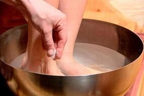 bain de pieds pour les champignons sur les orteils